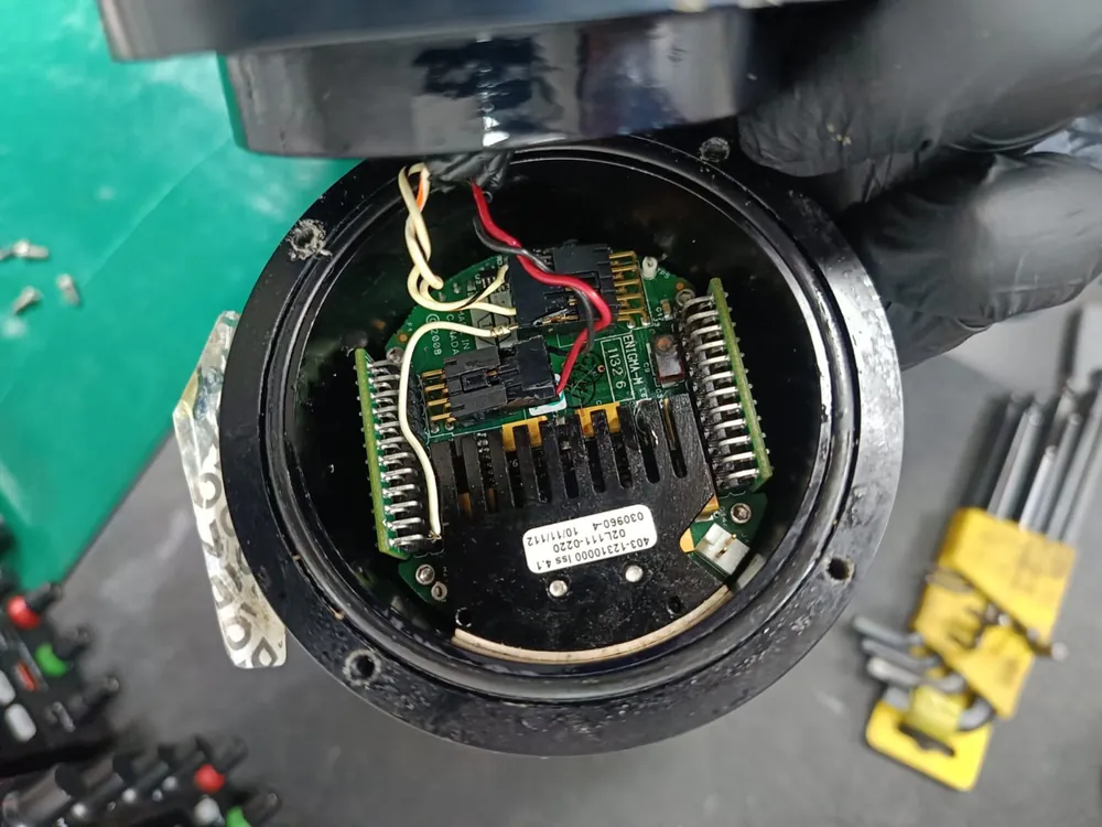 Eletrônica interna de equipamento submarino em reparo